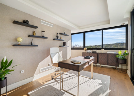 VILLA CONTEMPORÁNEA ICÓNICA CON VISTAS AL GOLF EN PRIMERA LÍNEA EN NUEVA ANDALUCÍA