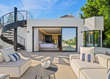 VILLA CONTEMPORÁNEA ICÓNICA CON VISTAS AL GOLF EN PRIMERA LÍNEA EN NUEVA ANDALUCÍA