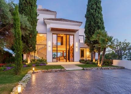 VILLA CONTEMPORÁNEA ICÓNICA CON VISTAS AL GOLF EN PRIMERA LÍNEA EN NUEVA ANDALUCÍA