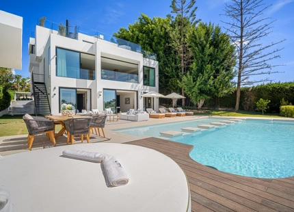 VILLA CONTEMPORÁNEA ICÓNICA CON VISTAS AL GOLF EN PRIMERA LÍNEA EN NUEVA ANDALUCÍA