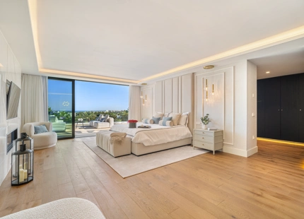 VILLA CONTEMPORÁNEA ICÓNICA CON VISTAS AL GOLF EN PRIMERA LÍNEA EN NUEVA ANDALUCÍA