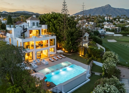 VILLA CONTEMPORÁNEA ICÓNICA CON VISTAS AL GOLF EN PRIMERA LÍNEA EN NUEVA ANDALUCÍA