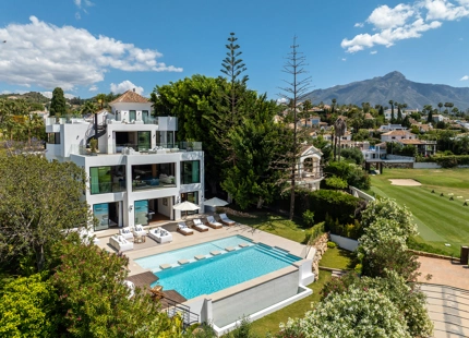 VILLA CONTEMPORÁNEA ICÓNICA CON VISTAS AL GOLF EN PRIMERA LÍNEA EN NUEVA ANDALUCÍA