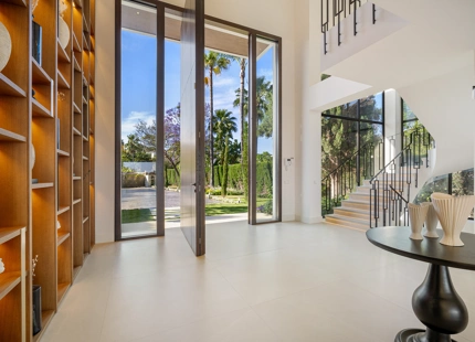 VILLA CONTEMPORÁNEA ICÓNICA CON VISTAS AL GOLF EN PRIMERA LÍNEA EN NUEVA ANDALUCÍA