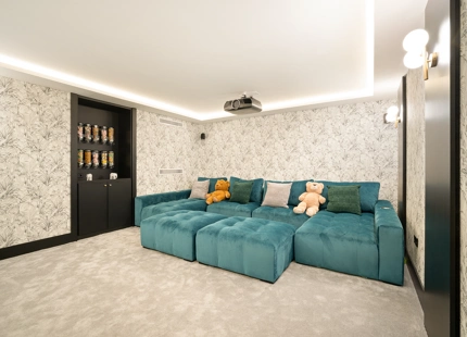VILLA CONTEMPORÁNEA ICÓNICA CON VISTAS AL GOLF EN PRIMERA LÍNEA EN NUEVA ANDALUCÍA