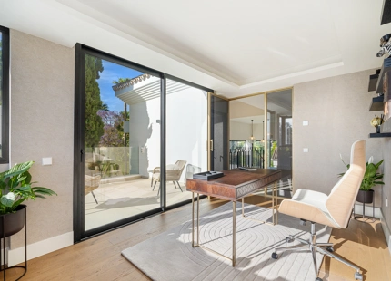 VILLA CONTEMPORÁNEA ICÓNICA CON VISTAS AL GOLF EN PRIMERA LÍNEA EN NUEVA ANDALUCÍA