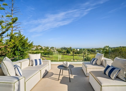VILLA CONTEMPORÁNEA ICÓNICA CON VISTAS AL GOLF EN PRIMERA LÍNEA EN NUEVA ANDALUCÍA