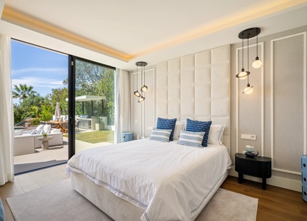 VILLA CONTEMPORÁNEA ICÓNICA CON VISTAS AL GOLF EN PRIMERA LÍNEA EN NUEVA ANDALUCÍA