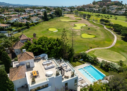 VILLA CONTEMPORÁNEA ICÓNICA CON VISTAS AL GOLF EN PRIMERA LÍNEA EN NUEVA ANDALUCÍA
