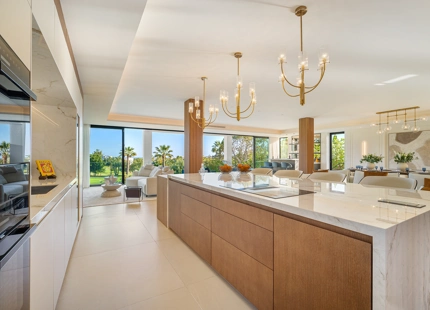 VILLA CONTEMPORÁNEA ICÓNICA CON VISTAS AL GOLF EN PRIMERA LÍNEA EN NUEVA ANDALUCÍA