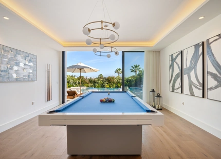 VILLA CONTEMPORÁNEA ICÓNICA CON VISTAS AL GOLF EN PRIMERA LÍNEA EN NUEVA ANDALUCÍA