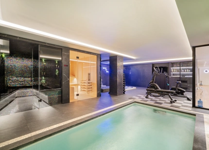 VILLA CONTEMPORÁNEA ICÓNICA CON VISTAS AL GOLF EN PRIMERA LÍNEA EN NUEVA ANDALUCÍA