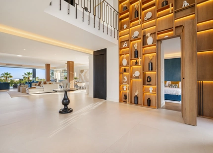 VILLA CONTEMPORÁNEA ICÓNICA CON VISTAS AL GOLF EN PRIMERA LÍNEA EN NUEVA ANDALUCÍA