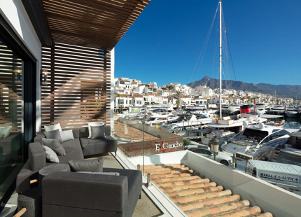 APARTAMENTO CONTEMPORÁNEO EN PRIMERA LÍNEA DE MARINA EN PUERTO BANÚS