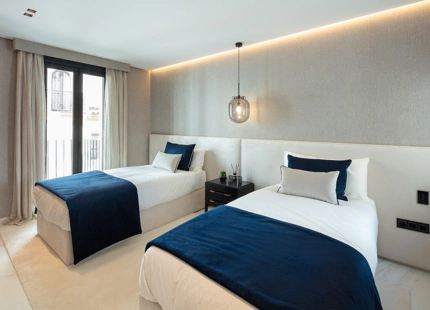 APARTAMENTO CONTEMPORÁNEO EN PRIMERA LÍNEA DE MARINA EN PUERTO BANÚS