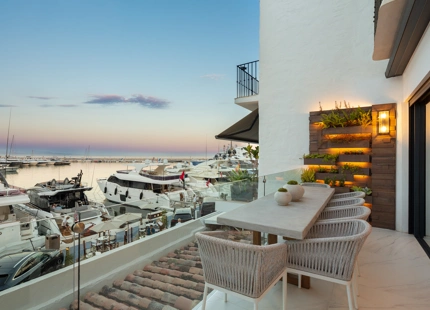APARTAMENTO CONTEMPORÁNEO EN PRIMERA LÍNEA DE MARINA EN PUERTO BANÚS