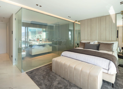 APARTAMENTO CONTEMPORÁNEO EN PRIMERA LÍNEA DE MARINA EN PUERTO BANÚS