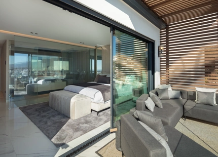 APARTAMENTO CONTEMPORÁNEO EN PRIMERA LÍNEA DE MARINA EN PUERTO BANÚS