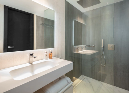 APARTAMENTO CONTEMPORÁNEO EN PRIMERA LÍNEA DE MARINA EN PUERTO BANÚS
