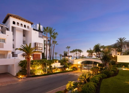 ELEGANT SEASIDE APARTMENT WITH TERRACE IN PUENTE ROMANO