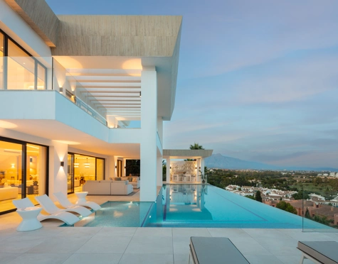 Villa en venta en El Paraiso, Estepona East