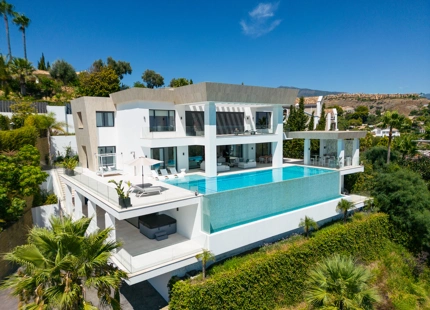 VILLA CONTEMPORÁNEA CON VISTAS PANORÁMICAS EN EL PARAÍSO