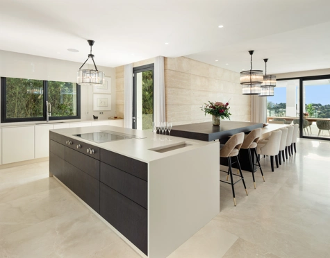 Villa en venta en El Paraiso, Estepona East