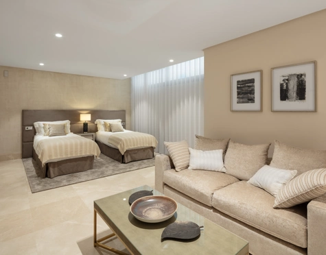 Villa en venta en El Paraiso, Estepona East