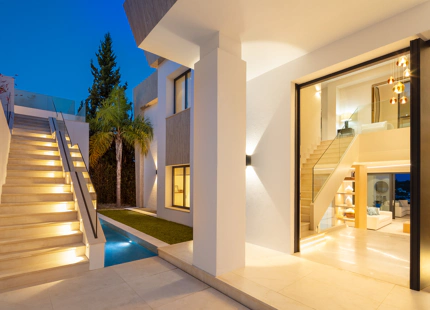 VILLA CONTEMPORÁNEA CON VISTAS PANORÁMICAS EN EL PARAÍSO