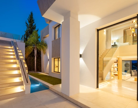 Villa en venta en El Paraiso, Estepona East