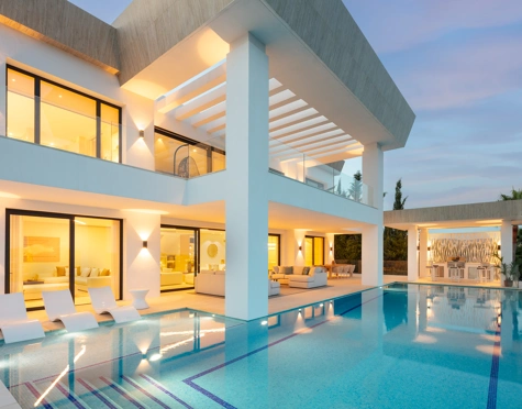 Villa en venta en El Paraiso, Estepona East