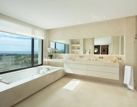 Villa en venta en El Paraiso, Estepona East