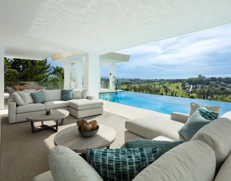 Villa en venta en El Paraiso, Estepona East