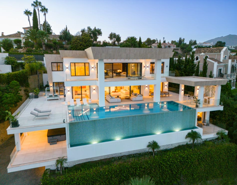 Villa for sale in El Paraiso, Estepona East