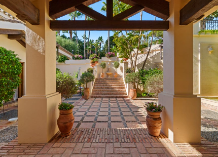 ELEGANTE VILLA ANDALUZA EN LA MILLA DE ORO DE MARBELLA