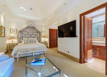ELEGANTE VILLA ANDALUZA EN LA MILLA DE ORO DE MARBELLA
