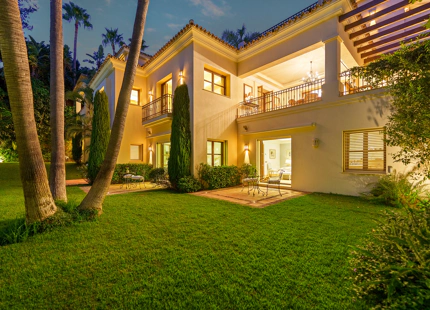 ELEGANTE VILLA ANDALUZA EN LA MILLA DE ORO DE MARBELLA