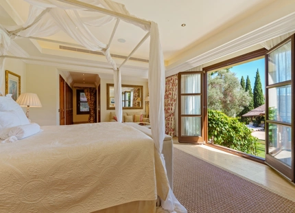 ELEGANTE VILLA ANDALUZA EN LA MILLA DE ORO DE MARBELLA