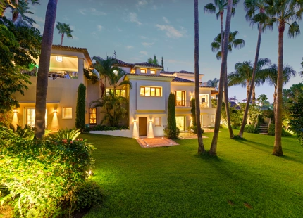 ELEGANTE VILLA ANDALUZA EN LA MILLA DE ORO DE MARBELLA