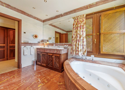 ELEGANTE VILLA ANDALUZA EN LA MILLA DE ORO DE MARBELLA