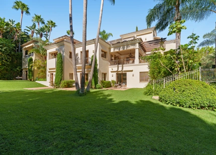 ELEGANTE VILLA ANDALUZA EN LA MILLA DE ORO DE MARBELLA