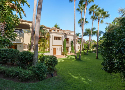 ELEGANTE VILLA ANDALUZA EN LA MILLA DE ORO DE MARBELLA