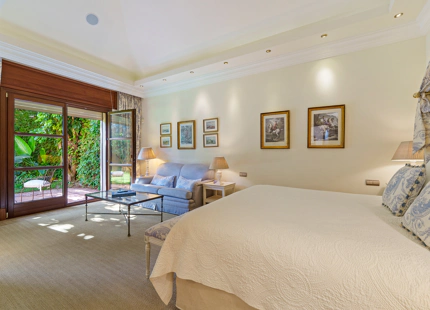 ELEGANTE VILLA ANDALUZA EN LA MILLA DE ORO DE MARBELLA