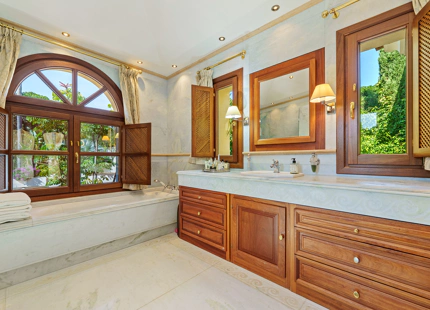 ELEGANTE VILLA ANDALUZA EN LA MILLA DE ORO DE MARBELLA