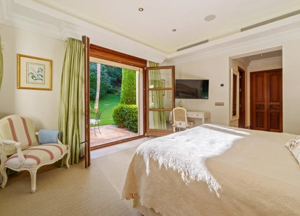 ELEGANTE VILLA ANDALUZA EN LA MILLA DE ORO DE MARBELLA