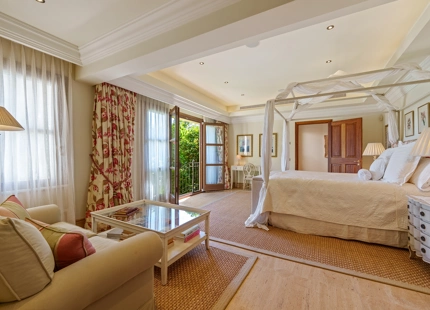 ELEGANTE VILLA ANDALUZA EN LA MILLA DE ORO DE MARBELLA