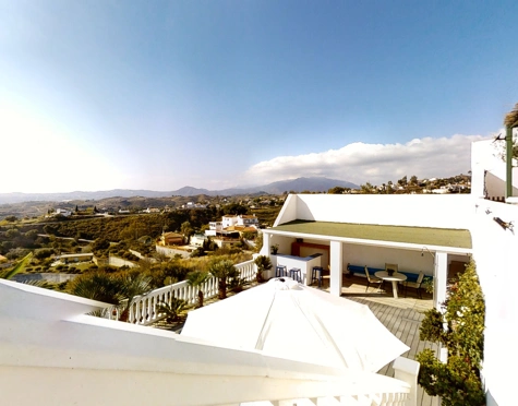 PART OF A VILLA WITH TWO INDEPENDENT APARTMENTS AND HEATED POOL IN MIJAS