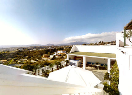 PARTE DE VILLA CON DOS APARTAMENTOS INDEPENDIENTES Y PISCINA CLIMATIZADA EN MIJAS