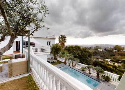 PARTE DE VILLA CON DOS APARTAMENTOS INDEPENDIENTES Y PISCINA CLIMATIZADA EN MIJAS