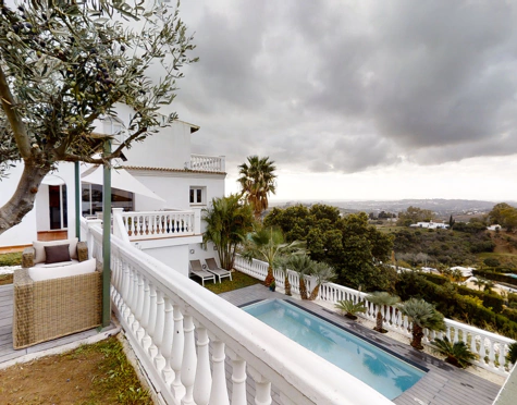 PART OF A VILLA WITH TWO INDEPENDENT APARTMENTS AND HEATED POOL IN MIJAS